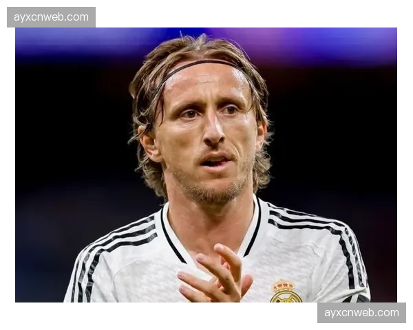 瞬间：39岁的莫德里奇替补登场，赢得伯纳乌全场起立鼓掌