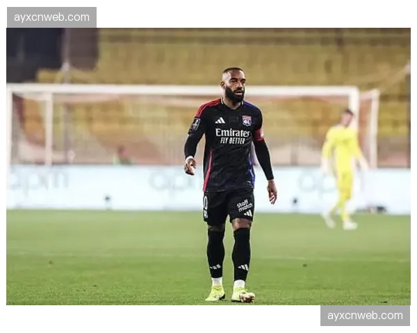 里昂官方宣布与36岁队长拉卡泽特续约一年 里昂官方宣布与36岁队长拉卡泽特续约一年